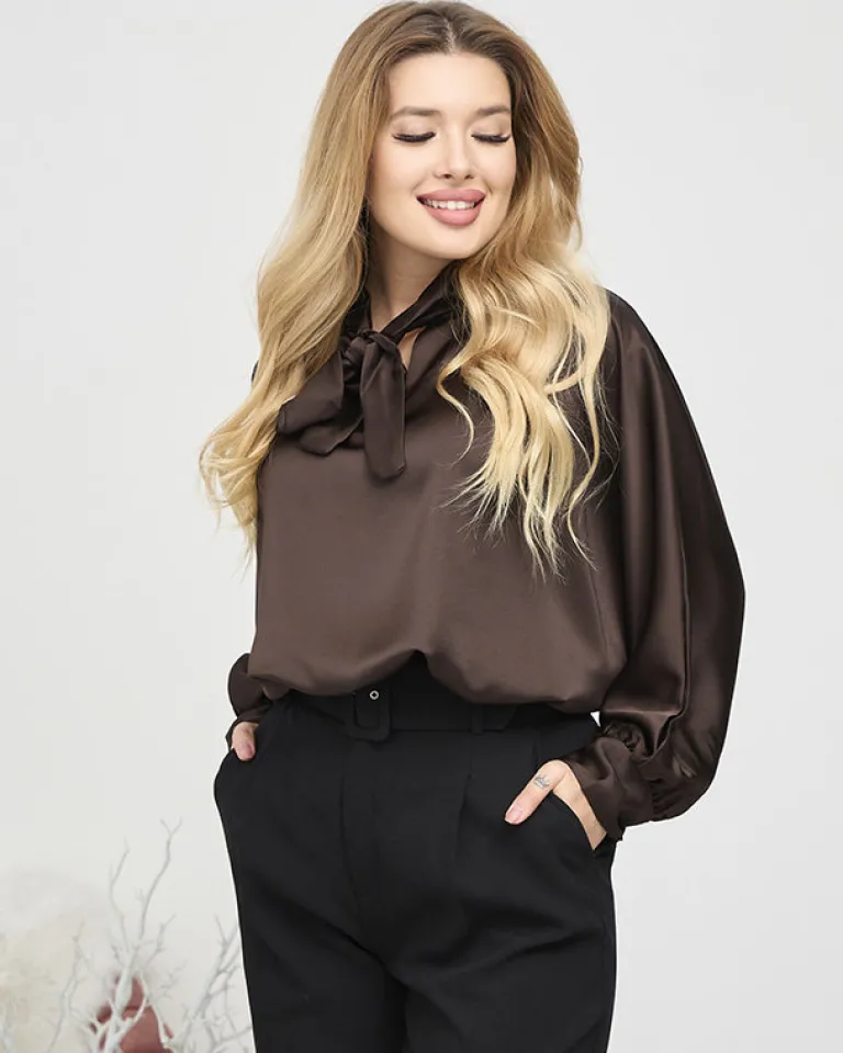 Sale Damska ciemnobrązowa długa satynowa bluzka z wiązaniem Bluzki / Koszule / Koszulki