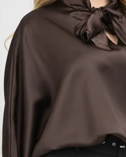 Sale Damska ciemnobrązowa długa satynowa bluzka z wiązaniem Bluzki / Koszule / Koszulki