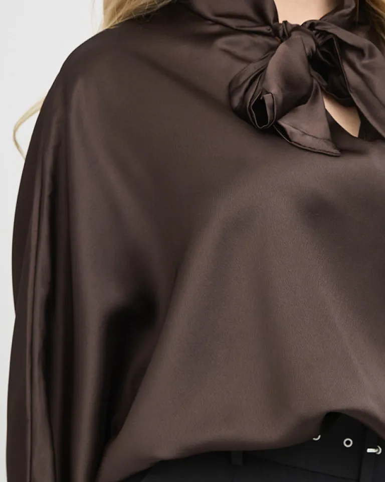 Sale Damska ciemnobrązowa długa satynowa bluzka z wiązaniem Bluzki / Koszule / Koszulki