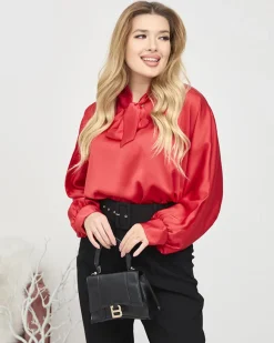 Outlet Damska czerwona długa satynowa bluzka z wiązaniem Bluzki / Koszule / Koszulki