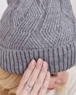 Clearance damska ocieplana czapka z pomponem w szarym kolorze Damskie Czapki I Kapelusze