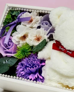 Discount Flowerbox Kwiaty w pudełku z misiem Dekoracje I Ozdoby