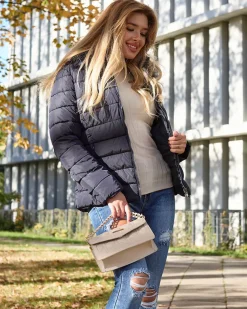 Sale Granatowa damska kurtka pikowana z kapturem i futerkiem Kurtki / Marynarki / Płaszcze