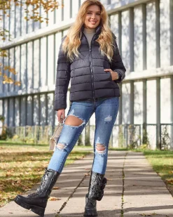 Sale Granatowa damska kurtka pikowana z kapturem i futerkiem Kurtki / Marynarki / Płaszcze