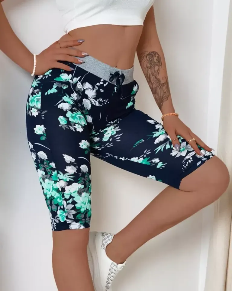 Best Granatowe spodenki damskie 3/4 w zielone kwiaty Spodenki 3/4|Krótkie Spodenki