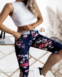 New Granatowe spodenki damskie 3/4 w czerwone kwiaty Spodenki 3/4|Krótkie Spodenki