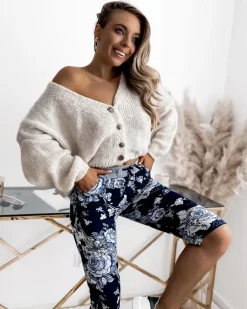 Sale Granatowo- niebieskie damskie spodenki 3/4 z kwiatowym wzorem Spodenki 3/4|Krótkie Spodenki