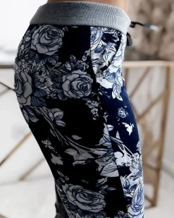 Sale Granatowo- niebieskie damskie spodenki 3/4 z kwiatowym wzorem Spodenki 3/4|Krótkie Spodenki