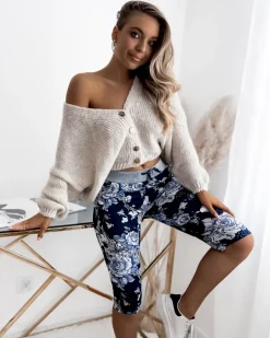 Sale Granatowo- niebieskie damskie spodenki 3/4 z kwiatowym wzorem Spodenki 3/4|Krótkie Spodenki