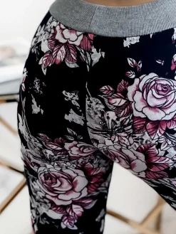 Discount Granatowo- różowe damskie spodenki 3/4 z kwiatowym wzorem Spodenki 3/4|Krótkie Spodenki