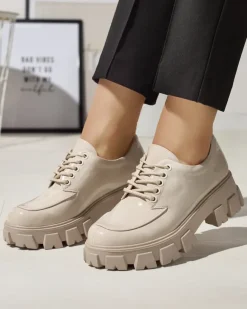 Discount Jasnobeżowe damskie lakierowane półbuty sznurowane Ginara Półbuty