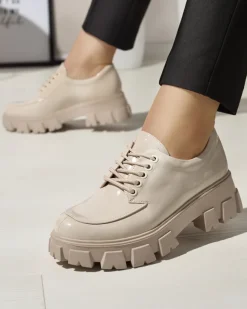 Discount Jasnobeżowe damskie lakierowane półbuty sznurowane Ginara Półbuty