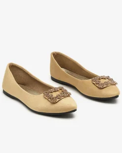 Outlet Jasnobrązowe damskie eko-zamszowe balerinki z ozdobą Linselisa Baleriny Klasyczne