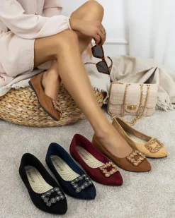 Outlet Jasnobrązowe damskie eko-zamszowe balerinki z ozdobą Linselisa Baleriny Klasyczne