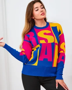 Outlet Kobaltowy damski sweter z literami Swetry