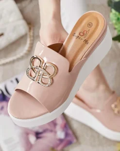 Lakierowane damskie klapki na koturnie Sailla Klapki Na Obcasie