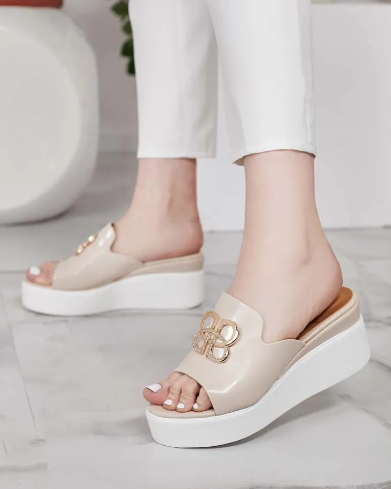 Lakierowane damskie klapki na koturnie Sailla Klapki Na Obcasie