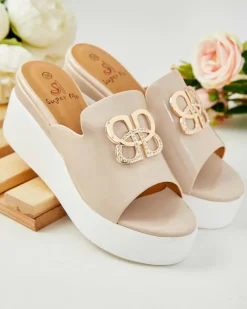 Lakierowane damskie klapki na koturnie Sailla Klapki Na Obcasie