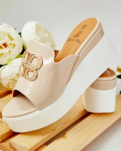 Lakierowane damskie klapki na koturnie Sailla Klapki Na Obcasie