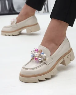 Discount Lakierowane beżowe mokasyny damskie Geloppa Półbuty