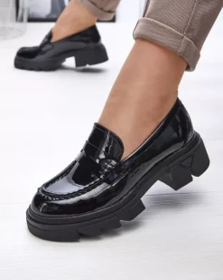 Sale Lakierowane czarne mokasyny damskie Tygriss Półbuty