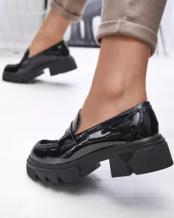 Sale Lakierowane czarne mokasyny damskie Tygriss Półbuty