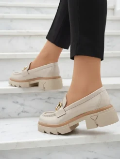 Sale Lakierowane beżowe damskie mokasyny z kryształkami Inriw Półbuty|Mokasyny Na Płaskiej Podeszwie