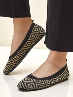 Outlet Materiałowe damskie baleriny z geometrycznym printem Metric Baleriny Klasyczne