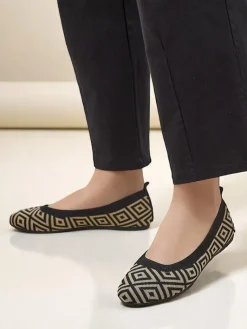 Outlet Materiałowe damskie baleriny z geometrycznym printem Metric Baleriny Klasyczne
