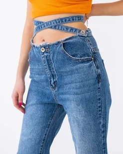 Clearance Niebieskie damskie spodnie jeansowe boyfriendy z ozdobnym paskiem Jeansy