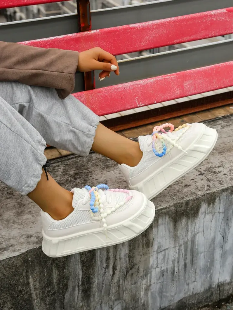 Sportowe sneakersy damskie na platformie z ozdobnymi sznurówkami Funies Damskie Sneakersy