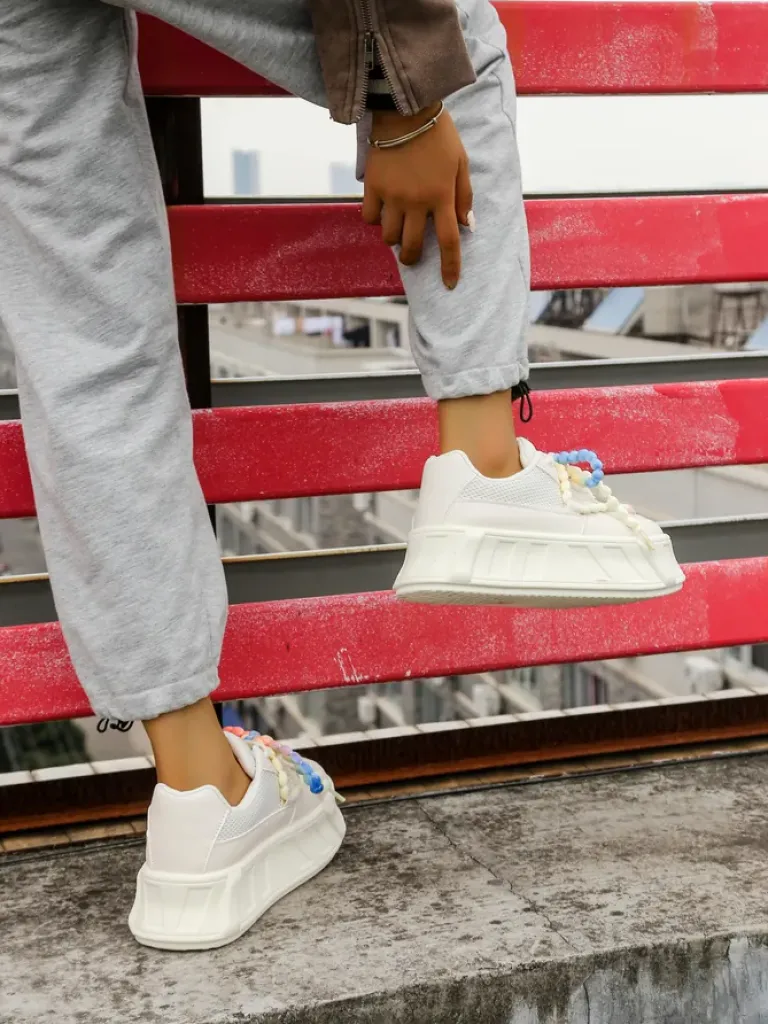 Sportowe sneakersy damskie na platformie z ozdobnymi sznurówkami Funies Damskie Sneakersy