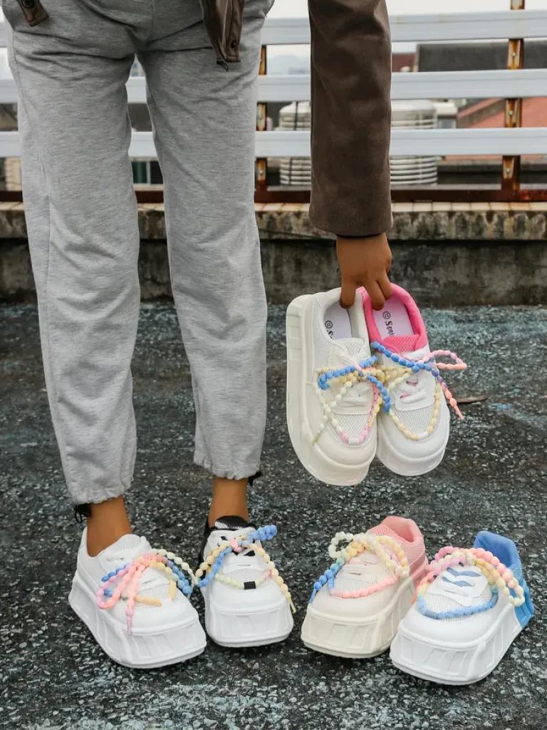 Sportowe sneakersy damskie na platformie z ozdobnymi sznurówkami Funies Damskie Sneakersy