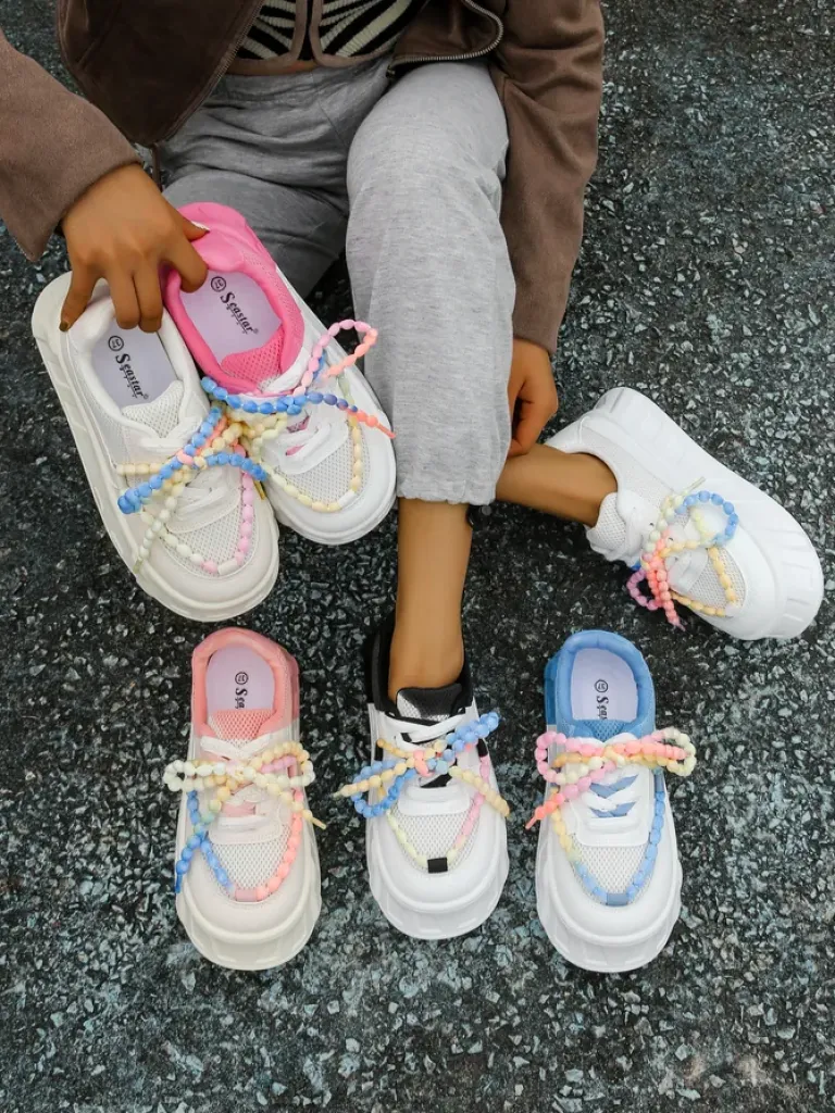 Sportowe sneakersy damskie na platformie z ozdobnymi sznurówkami Funies Damskie Sneakersy