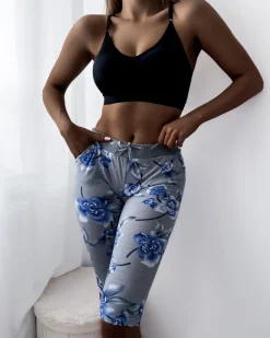 Online Szare damskie spodenki 3/4 z kwiatowym wzorem Spodenki 3/4|Krótkie Spodenki