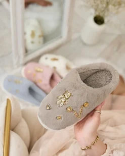 Szare damskie futrzane kapcie z ozdobami Erserra Kapcie