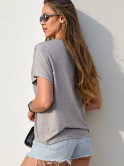 Outlet Wiskozowa bluzka damska z krótkim rękawem i brokatowym wykończeniem Bluzki / Koszule / Koszulki