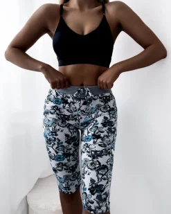 Online Wzorzyste spodenki damskie 3/4 w kolorze biało- turkusowym Spodenki 3/4|Krótkie Spodenki