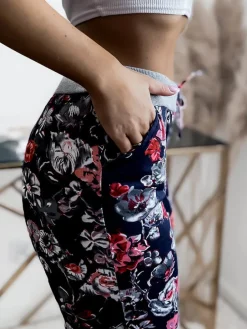 Online Wzorzyste spodenki damskie 3/4 w kolorze granatowo- czerwonym Spodenki 3/4|Krótkie Spodenki