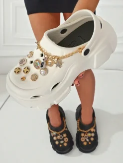 Sandały Caligae Aurelia Bianca z ozdobami chain w stylu glamour Klapki Płaskie|Klapki Na Obcasie