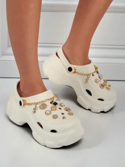 Sandały Caligae Aurelia Bianca z ozdobami chain w stylu glamour Klapki Płaskie|Klapki Na Obcasie