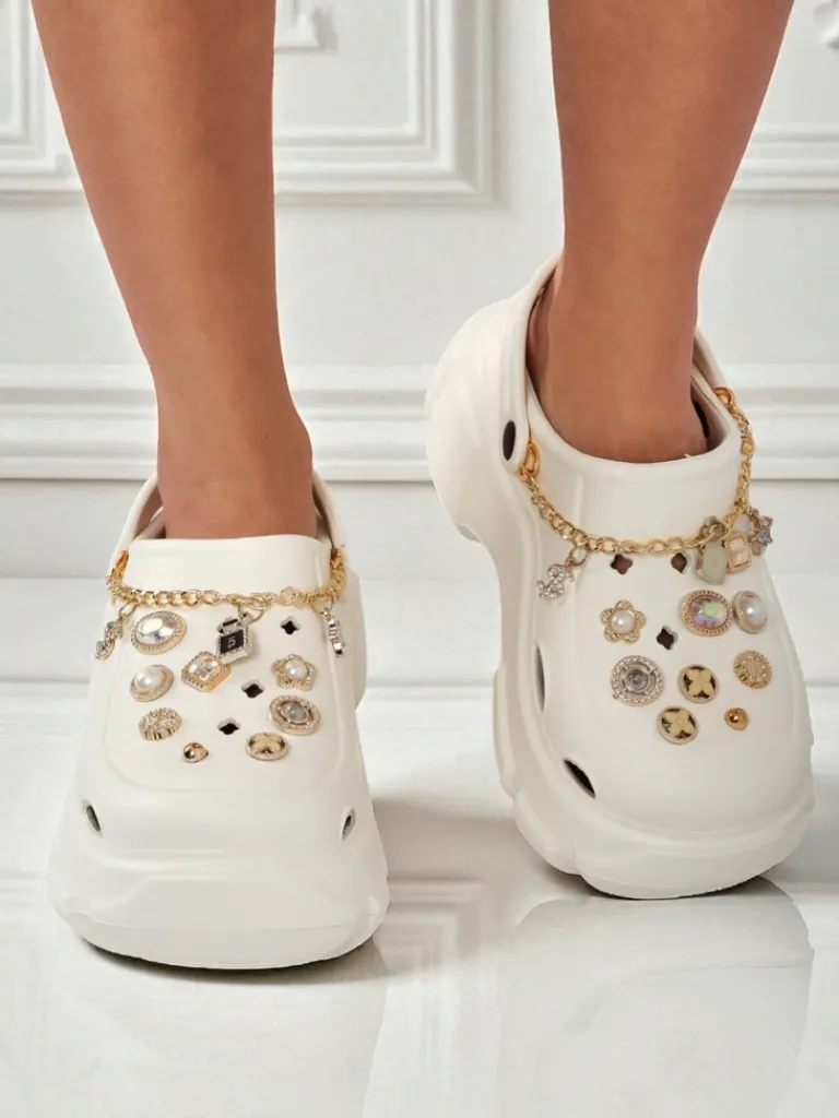 Sandały Caligae Aurelia Bianca z ozdobami chain w stylu glamour Klapki Płaskie|Klapki Na Obcasie