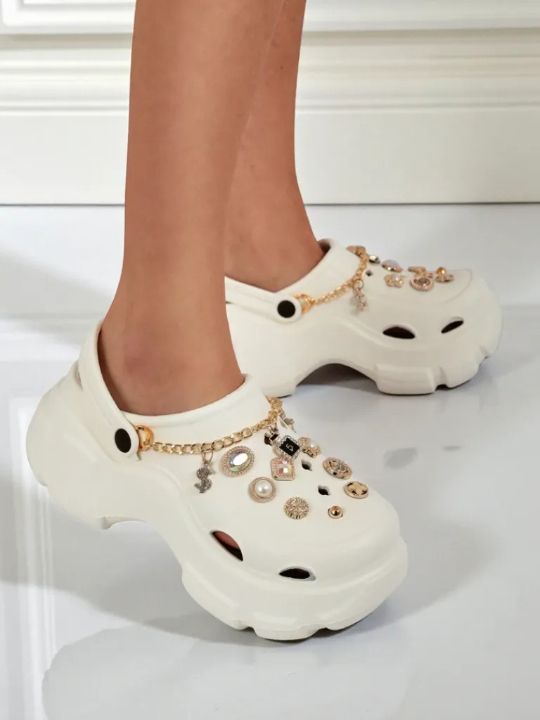 Sandały Caligae Aurelia Bianca z ozdobami chain w stylu glamour Klapki Płaskie|Klapki Na Obcasie