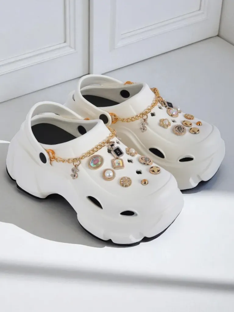 Sandały Caligae Aurelia Bianca z ozdobami chain w stylu glamour Klapki Płaskie|Klapki Na Obcasie