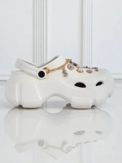 Sandały Caligae Aurelia Bianca z ozdobami chain w stylu glamour Klapki Płaskie|Klapki Na Obcasie