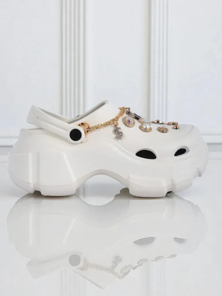 Sandały Caligae Aurelia Bianca z ozdobami chain w stylu glamour Klapki Płaskie|Klapki Na Obcasie