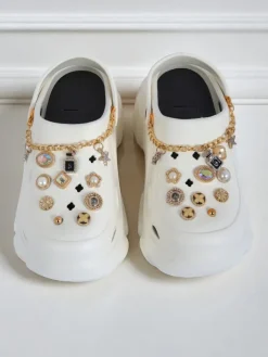 Sandały Caligae Aurelia Bianca z ozdobami chain w stylu glamour Klapki Płaskie|Klapki Na Obcasie