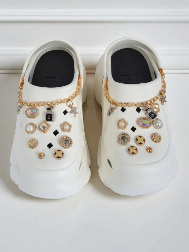 Sandały Caligae Aurelia Bianca z ozdobami chain w stylu glamour Klapki Płaskie|Klapki Na Obcasie