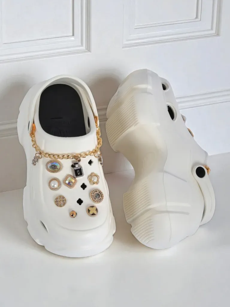 Sandały Caligae Aurelia Bianca z ozdobami chain w stylu glamour Klapki Płaskie|Klapki Na Obcasie