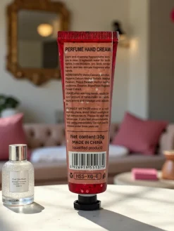 New Spesial Night Venus Very Sexy – perfumowany jedwabisty krem do rąk 30g Dłonie